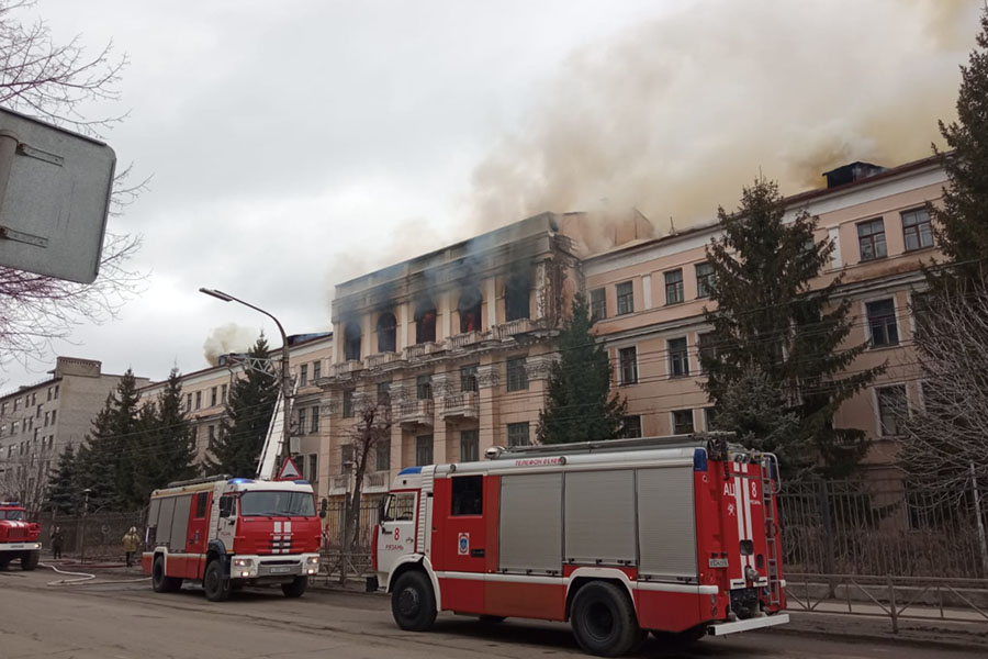 Училище связи рязань. Училище связи Рязань пожар. Бывшее училище связи Рязань. Здание училища связи в Рязани. Военное училище связи Рязань.